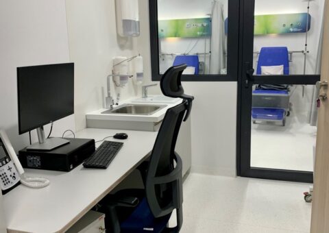 Widok z dyżurki pielęgniarskiej na salę ambulatoryjną