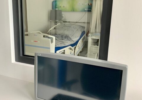 Widok z dyżurki pielęgniarskiej na salę szpitalną dla dorosłych